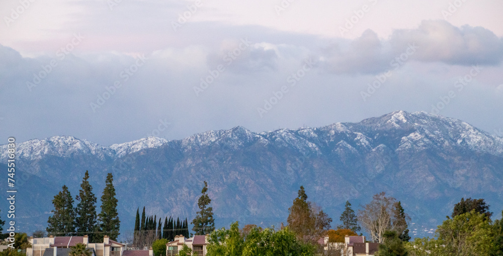 Fototapeta premium Snowy Mountaintops in California, San Gabriel Mountains & Valley