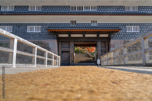金沢市を代表する観光スポット「金沢城」。その入口の一つが鼠多門。そしてそこの架かる橋が鼠多橋。冬場は滑り止めにむしろが敷かれる。