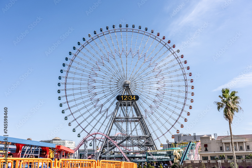The Ferris wheel at the amusement park in the beautiful Yokohama Port_04