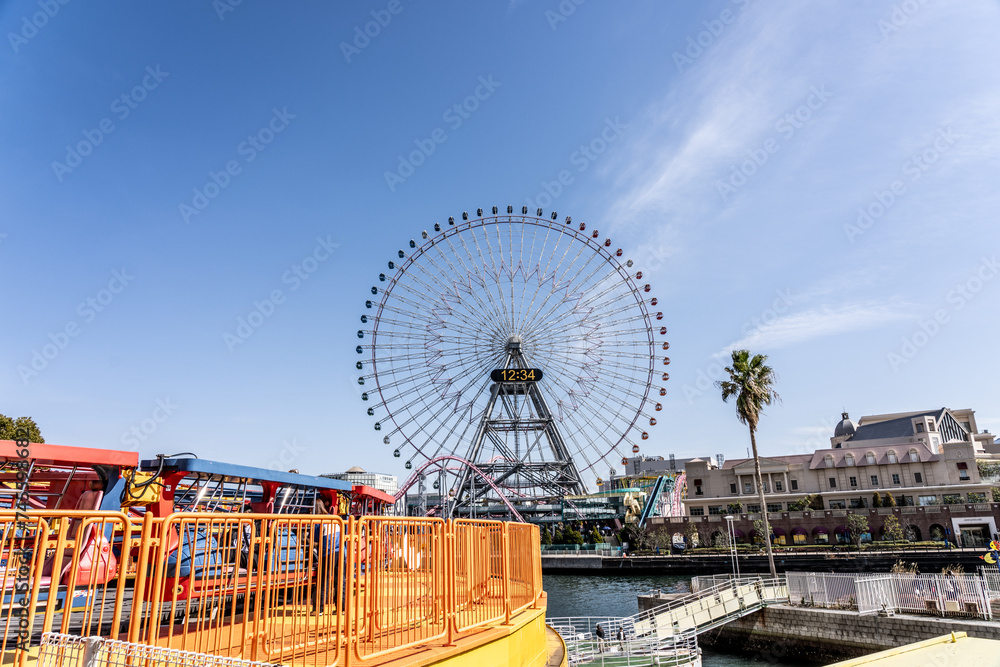 The Ferris wheel at the amusement park in the beautiful Yokohama Port_01