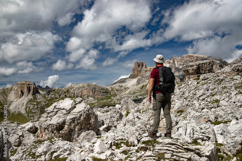 Obraz premium Stunning view of a tourist enjoying the view in the Tre Cime Di Lavaredo National park, Dolomites, Italy.