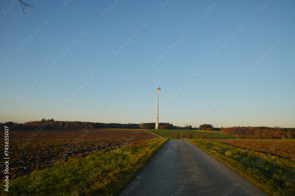 Windkraft, Windrad, Feldlandschaft im Herbst Windkraft, Windrad, Feldlandschaft im Herbst