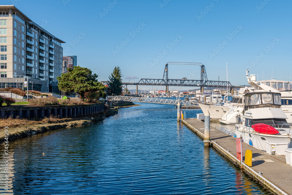 Obraz premium Tacoma Washington waterfront marina and brifge.