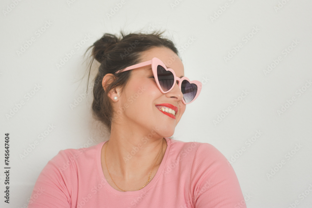RETRATO CHICA CON GAFAS RETRATO CHICA CON GAFAS
