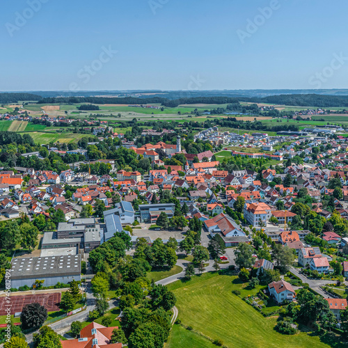 Blick auf die Stadt Bad Schussenried in Oberschwaben im Sommer © ARochau