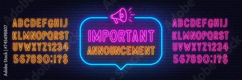 Important Announcement neon sign in the speech bubble on brick wall background.