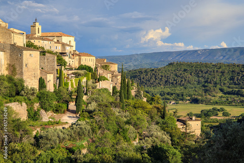Gordes, village provençal, France photo