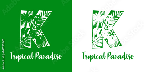 Logo destino de vacaciones. Mensaje Tropical Paradise con letra inicial K con silueta de plantas tropicales