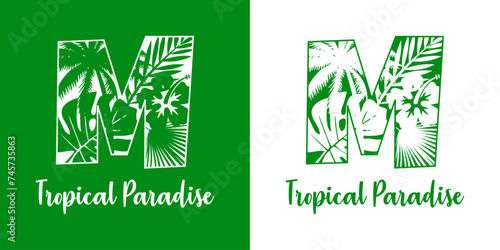 Logo destino de vacaciones. Mensaje Tropical Paradise con letra inicial M con silueta de plantas tropicales