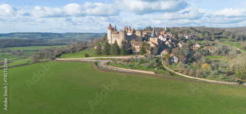 Châteauneuf et sa forteresse veillent toujours sur les coteaux de l’Auxois et le Canal de Bourgogne. Perché sur son éperon rocheux, ce village est classé plus beau village de France photo