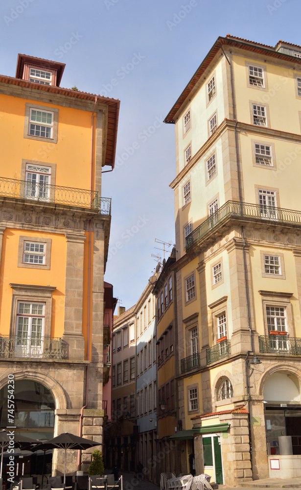 Zona antiga da cidade do Porto em Portugal, rua estreita e edificios altos situados na zona baixa da cidade