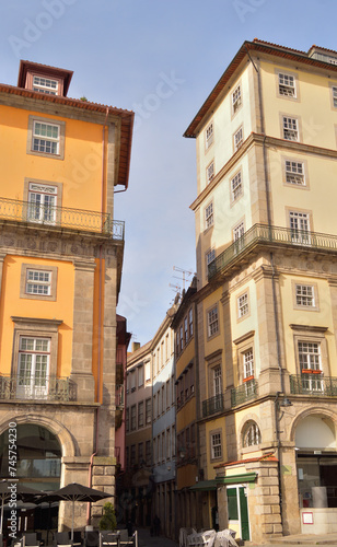 Zona antiga da cidade do Porto em Portugal, rua estreita e edificios altos situados na zona baixa da cidade