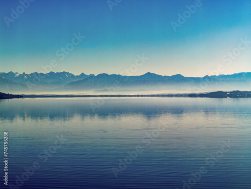 Blick vom Ufer des Starnberger Sees in s  dlicher Richtung auf die Bergkette der Alpen