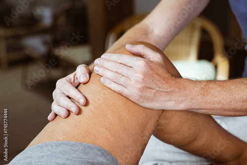 Homme praticien massant une patiente grâce à des techniques de kiné et de manipulation énergétique du corps et de l'esprit