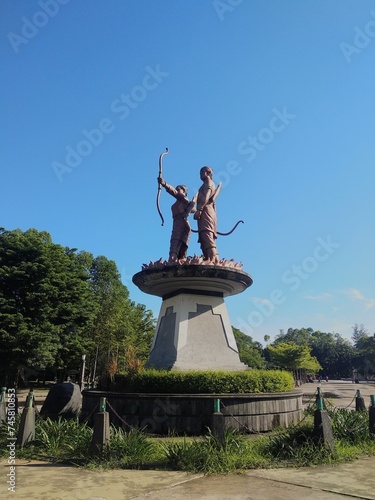 Arrow statue consisting of 2 people, this statue is located at the Manahan Solo stadium photo