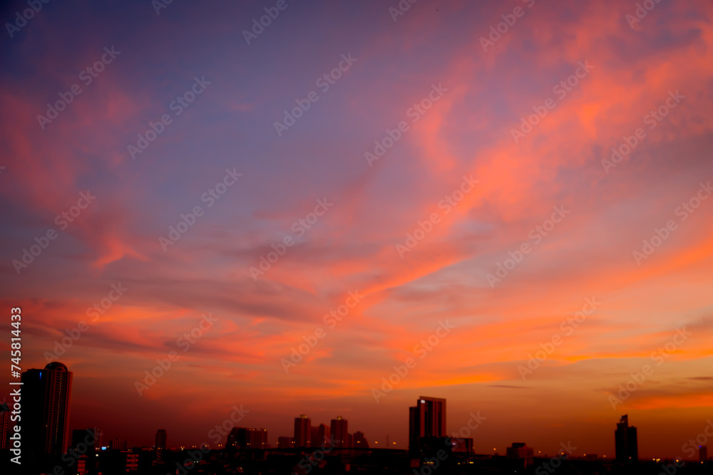 Naklejka premium Blur image of Sunset sky with city in the shadow