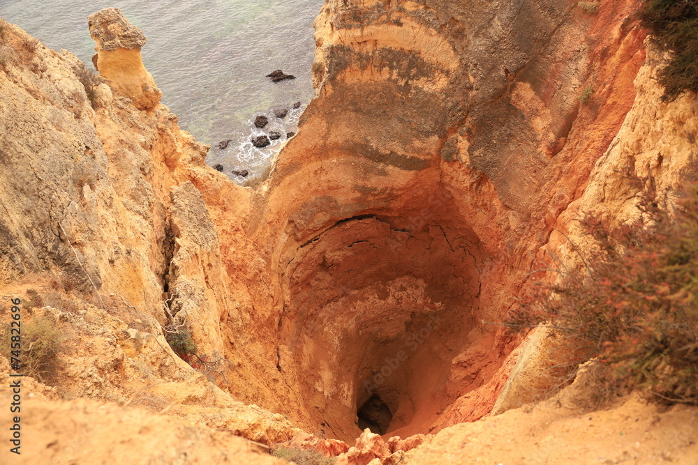 Obraz premium sinkhole at the atlantic coast of portugal
