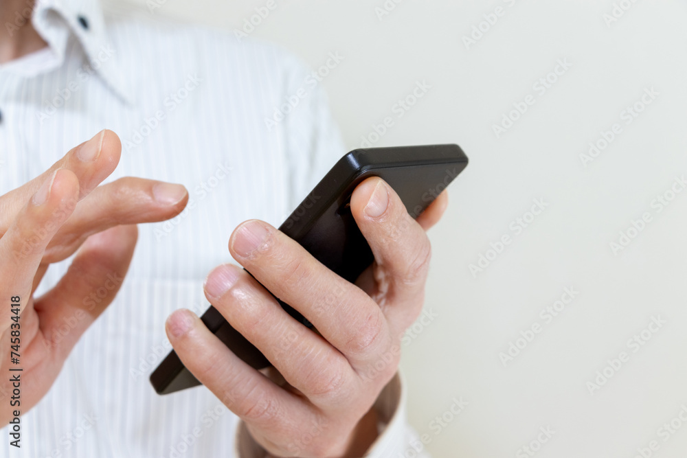 スマートフォンを操作する男性 スマートフォンを操作する男性
