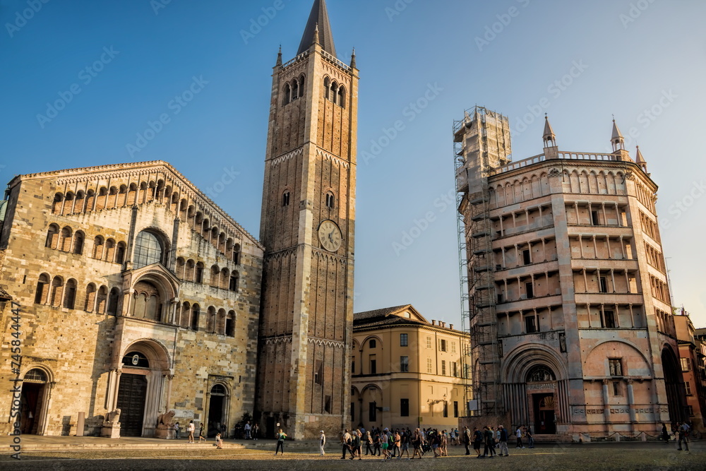 parma, italien - domplatz mit kathedrale, campanile und baptisterium