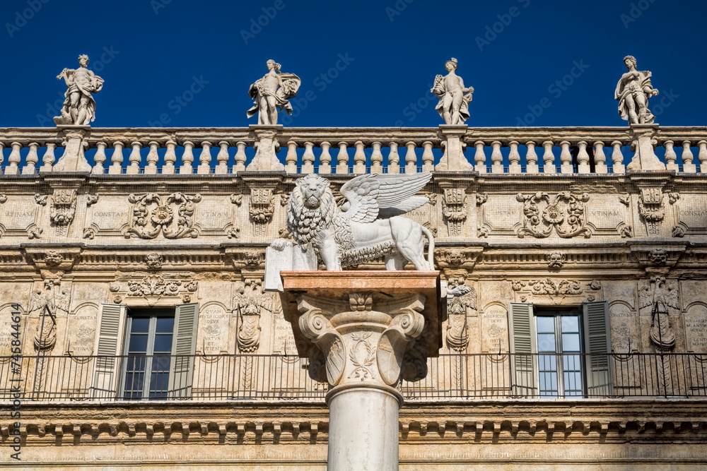 verona, italien - palazzo maffei mit säule des markuslöwen