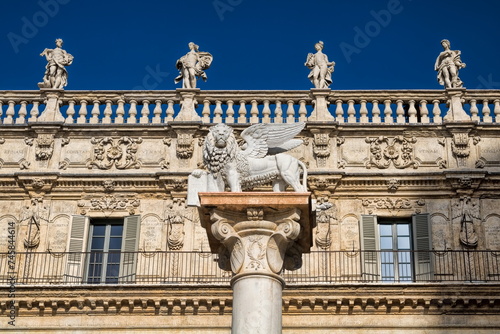 Obraz na płótnie verona, italien - palazzo maffei mit säule des markuslöwen w salonie