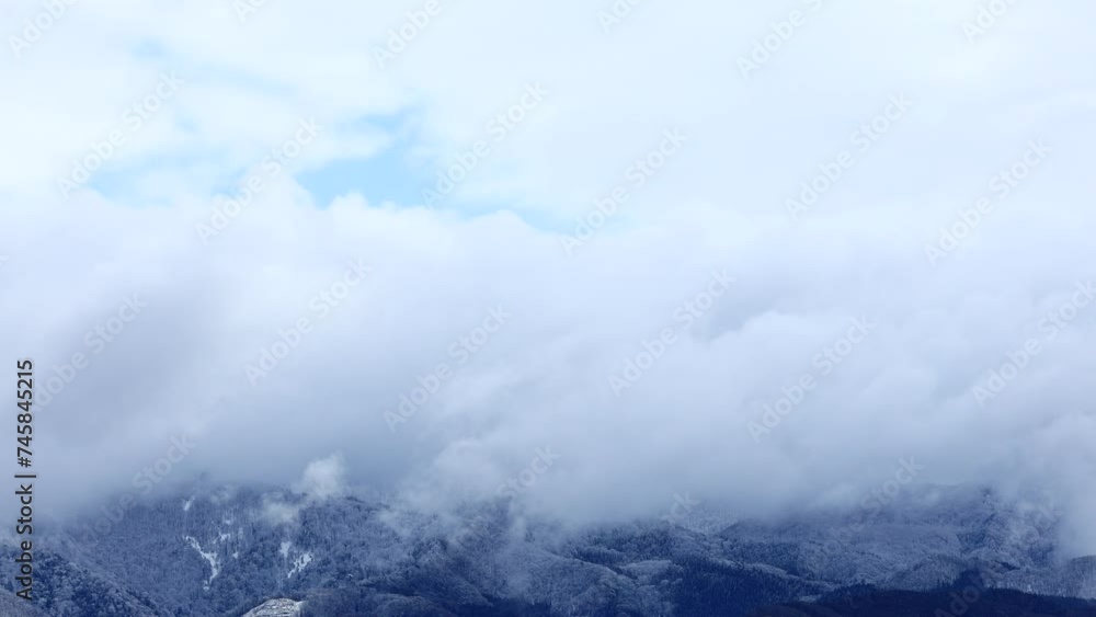 雪が積もった山の頂上 雲の動き 雪が積もった山の頂上 雲の動き