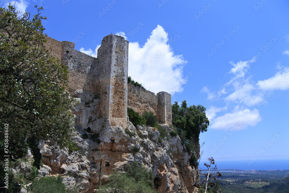 Das Castell de Santueri auf Mallorca und das Mittelmeer