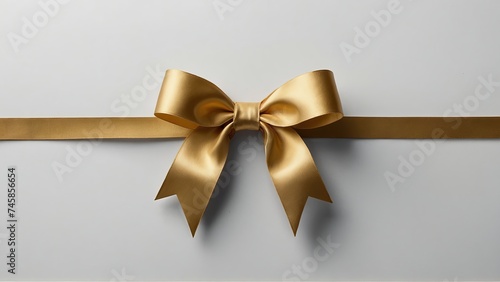 Moño de color dorado, hecho con listón, sobre fondo blanco 