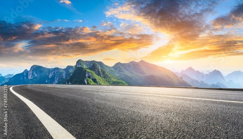 Route d'asphalte et paysage naturel de montagne au lever du soleil