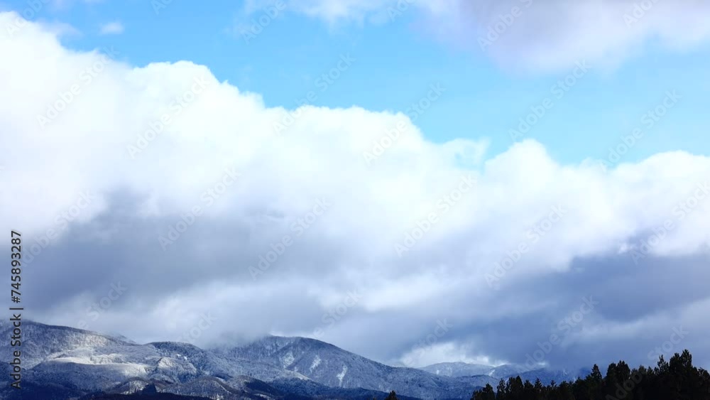 青空と山の頂上に降った雪 青空と山の頂上に降った雪