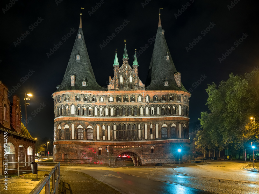 Fototapeta premium Lübeck Holstentor nachts entzerrt