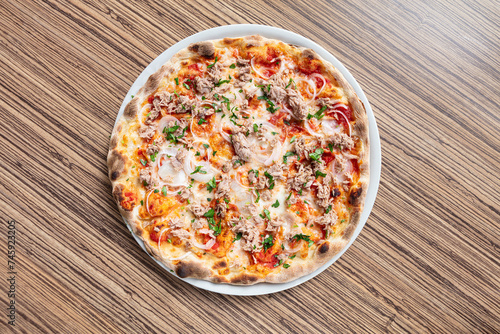 pizza, tonno, e, cipolla, prezzemolo, passata, pomodoro, bianca, tavolo, marrone, venature, vista, dall'alto, alto, in, pianta, prospettiva, pizzeria, ristorante, italia, ruota, carro, bassa, romana, 