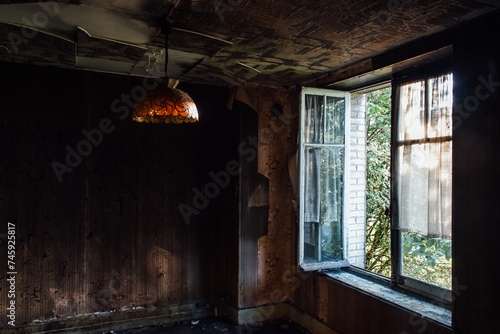 intérieur abandonné. Intérieur de maison incendié. Maison brûlée. Dégâts du feu et des flammes. Maison détruite. Urbex. Salle détruite. 