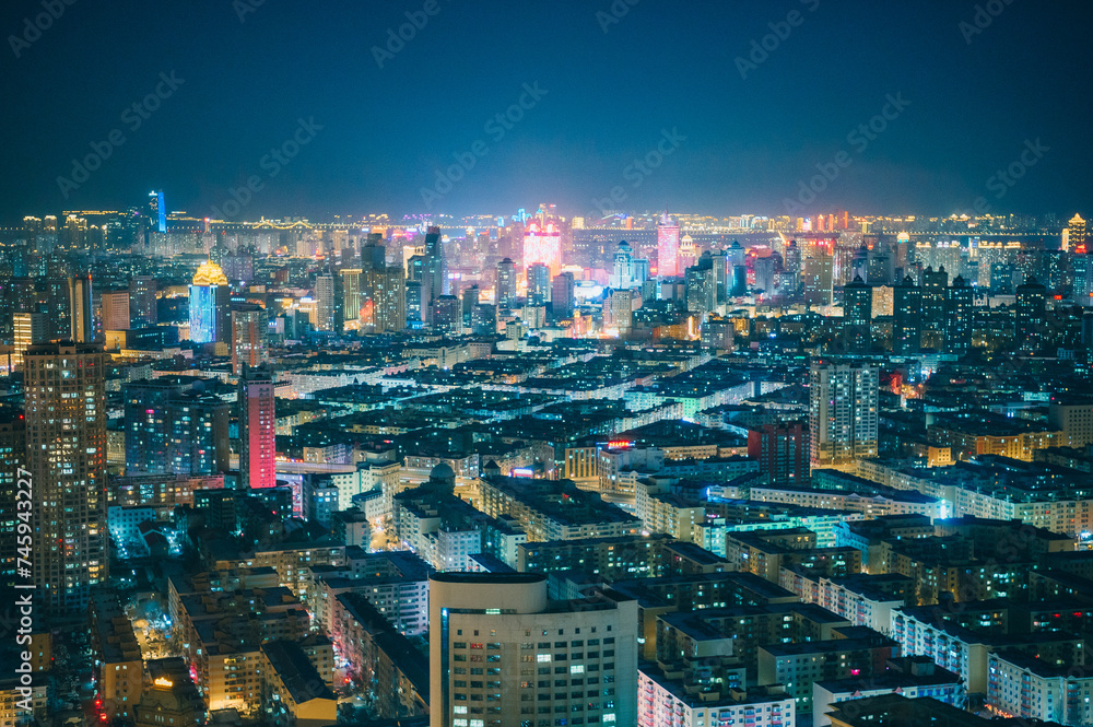 Fototapeta premium 中国 黒竜江省 ハルビン 龍塔からの夜景 