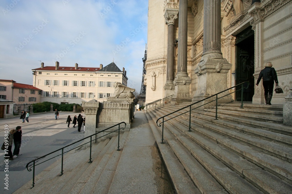 Fototapeta premium Basilique de Fourvière à Lyon et vues de Lyon