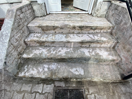 Remont schodów zewnętrznych. Skuta warstwa wierzchnie, betonowe schody w starym domu.
