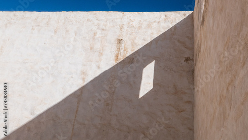 Schatten auf weißen Mauern einer Kirchenruine in Betancuria, Furteventura