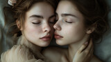 Retrato de dos mujeres abrazadas y con los ojos cerrados