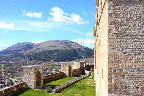 panorama della montagna con nuvole e cielo azzurro visto dal castello medievale di Celano photo