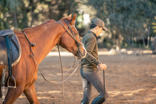 chico joven adolescente con gorra montando a caballo  © Rafa