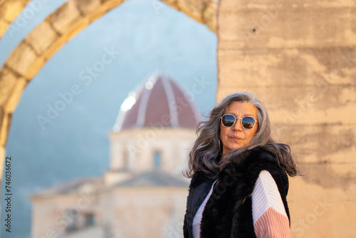 mujer en antiguo monasterio