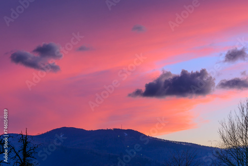 Fototapeta Naklejka Na Ścianę i Meble -  Bielsko-Biała i widok na krajobraz góry beskidy na tle kolorowego nieba po zachodzie słońca