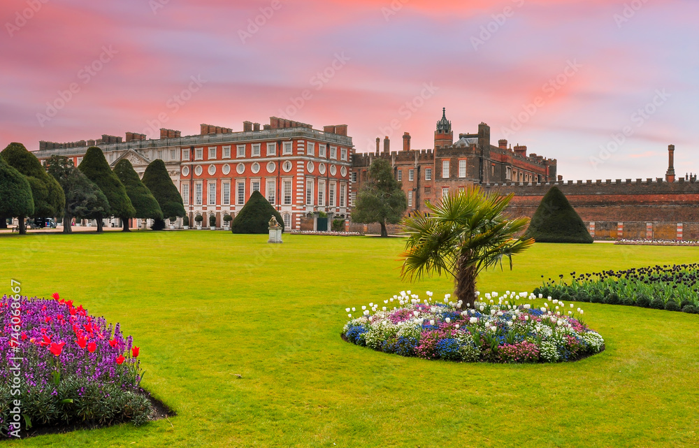 Hampton Court palace and gardens in spring, London, UK - obrazy, fototapety, plakaty 