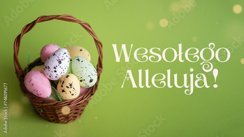 Wesołego Alleluja! - Koszyczek wielkanocny z jajkami na zielonym tle, napis Wesołego Alleluja! © Klaudia Baran