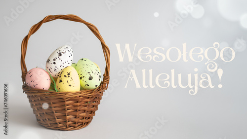 Wesołego Alleluja! - Koszyczek wielkanocny z jajkami na zielonym tle, napis Wesołego Alleluja! photo