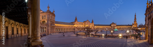 Vista ultra panorámica de la Plaza de España de Sevilla en alta resolución, al atardecer con iluminación artificial