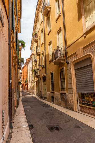 Fototapeta Naklejka Na Ścianę i Meble -  Old town street in Verona in Italy.