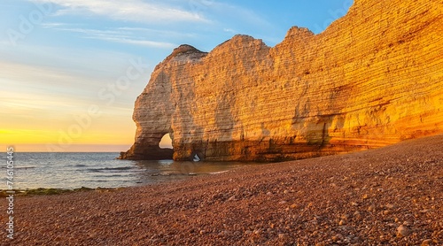 Fotografie Coucher de soleil sur la falaise d'amont à Étretat