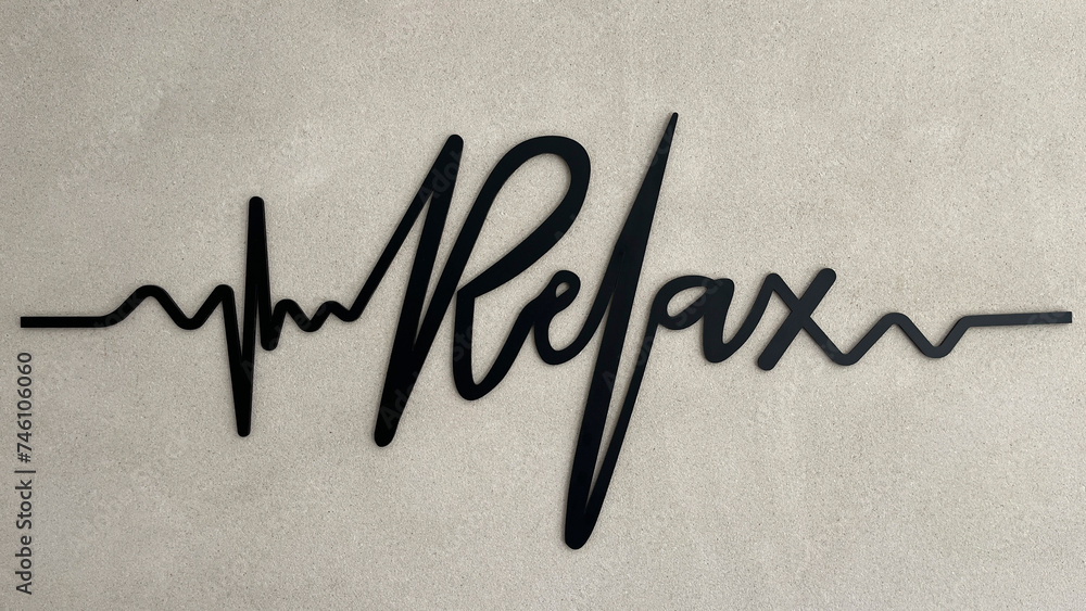 Palabra RELAX con tipografía electrocardiograma sobre pared de cemento con textura, toma horizontal
