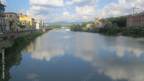 Hermosa vista del río Arno photo